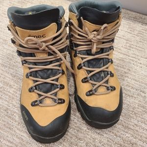 MEC steeled toe work boots